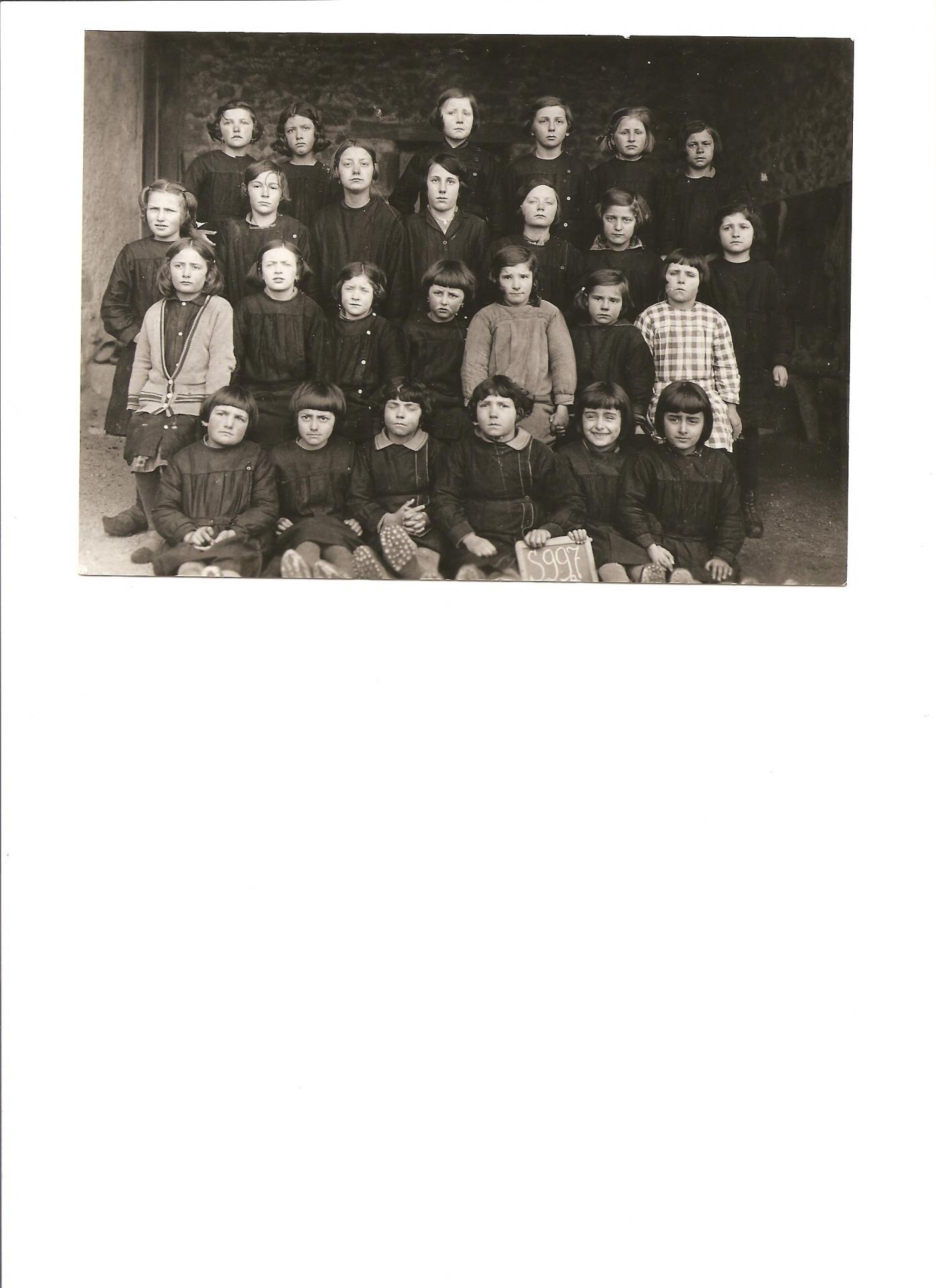 Les jumelles à l'école de Cantoin, Geneviève, Jeanne